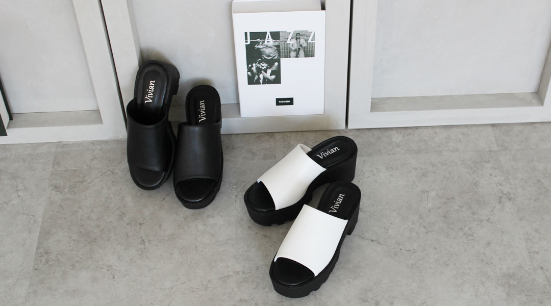 メニー華奢ストラップクリアヒールサンダル