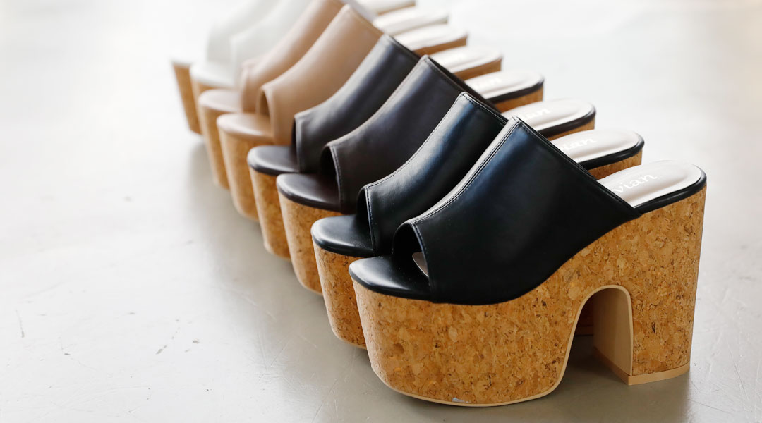 メニー華奢ストラップクリアヒールサンダル