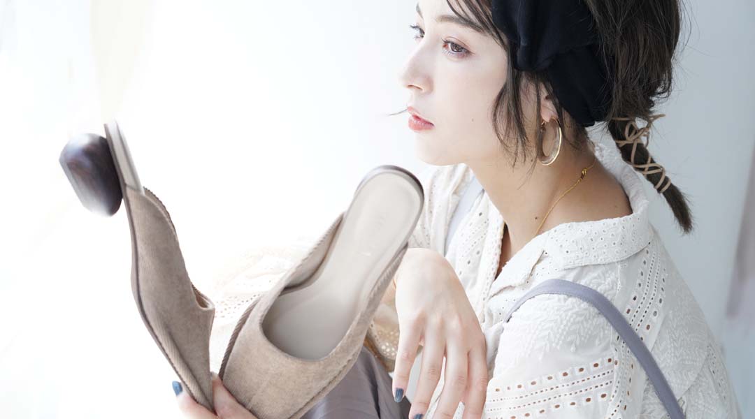 スクエアトゥウッド柄ヒールミュールパンプス