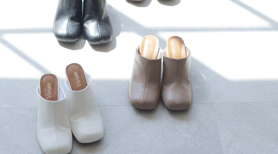 オブリークトゥミュールパンプス