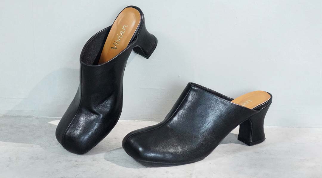 オブリークトゥミュールパンプス