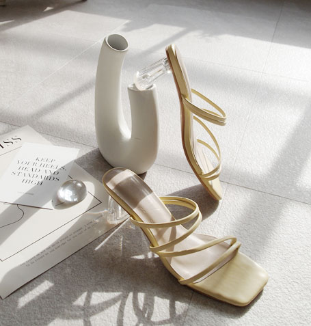 スクエアトゥ華奢ストラップクリアヒールサンダル