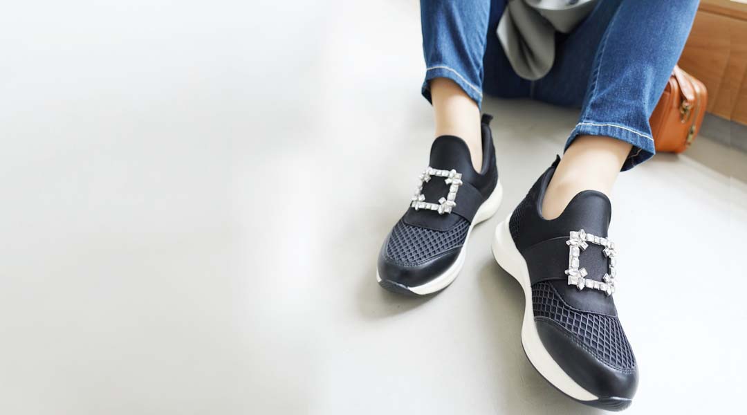 ビジューバックルゴムスリッポンスニーカー