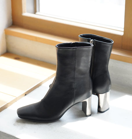 メタルプレートヒールショートブーツ