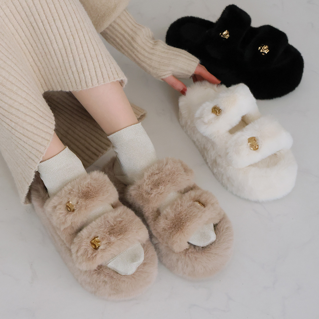 ふわふわファー厚底ゴールドモチーフサンダル
