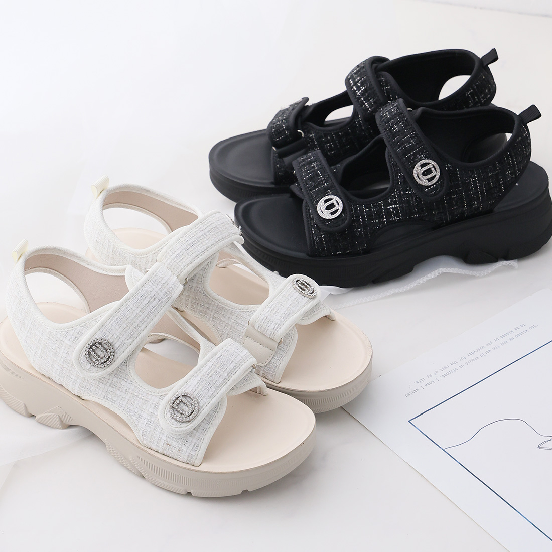 キラキラビジューモチーフやわらかソールサンダル