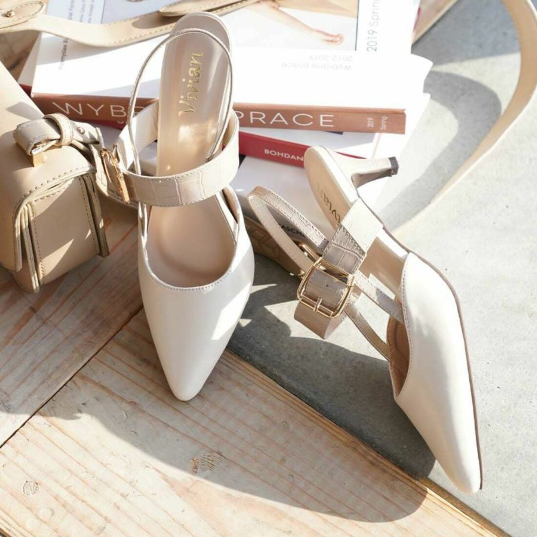 ポインテッドトゥバックルベルトバックストラップパンプス