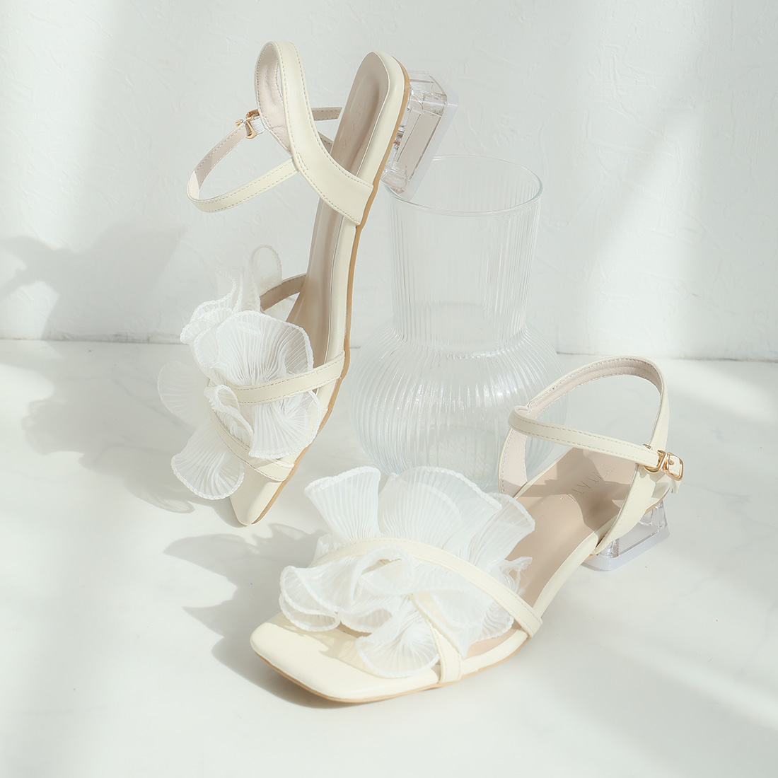 シアークロスフリルクリアヒールストラップサンダル