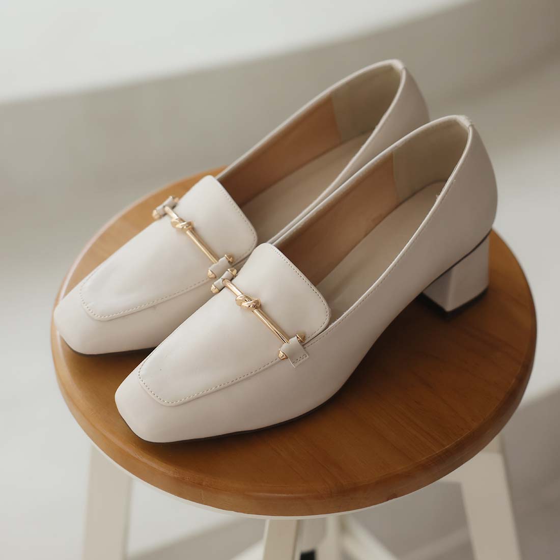 スクエアトゥビット付きローファーパンプス