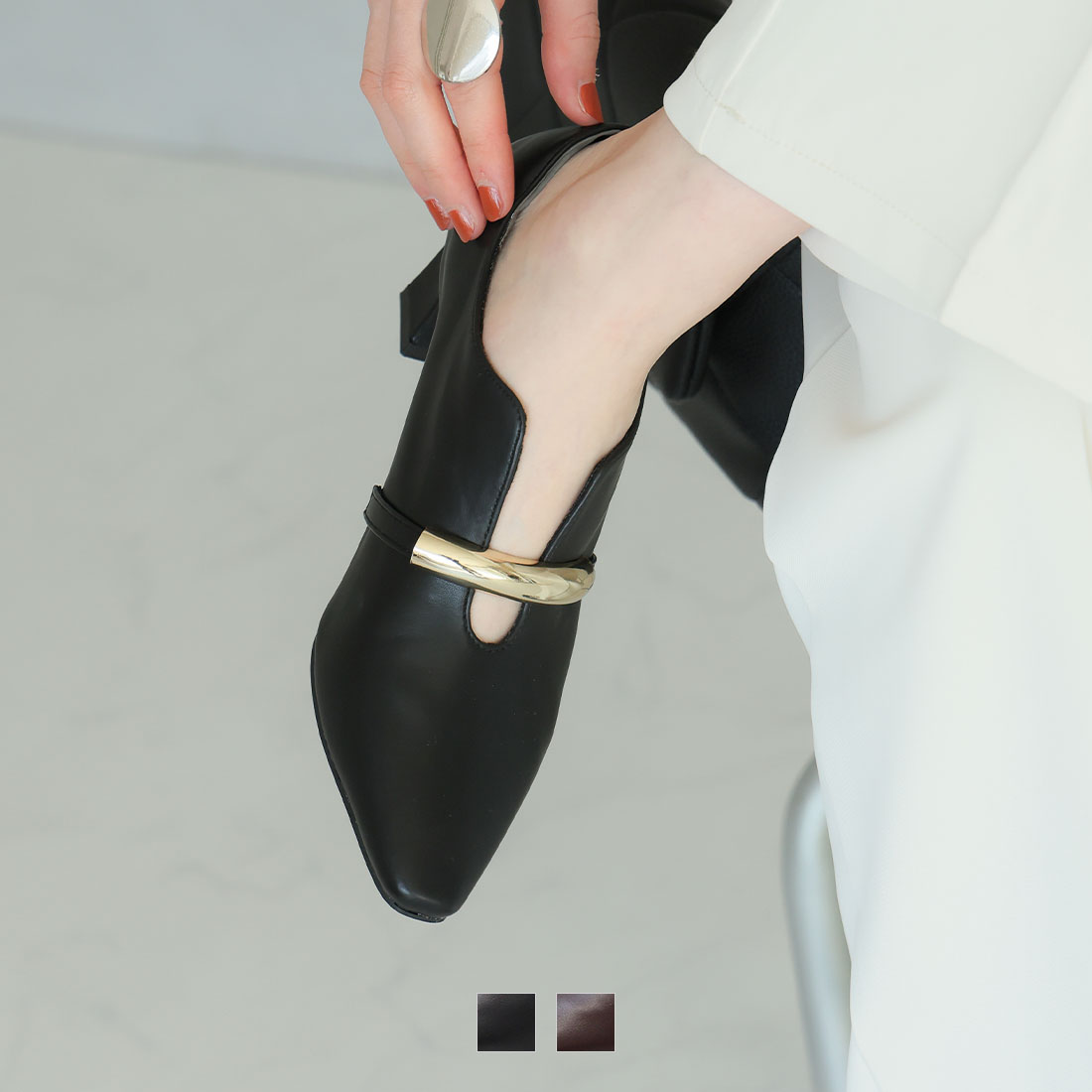 スリットデザインゴールドモチーフパンプス