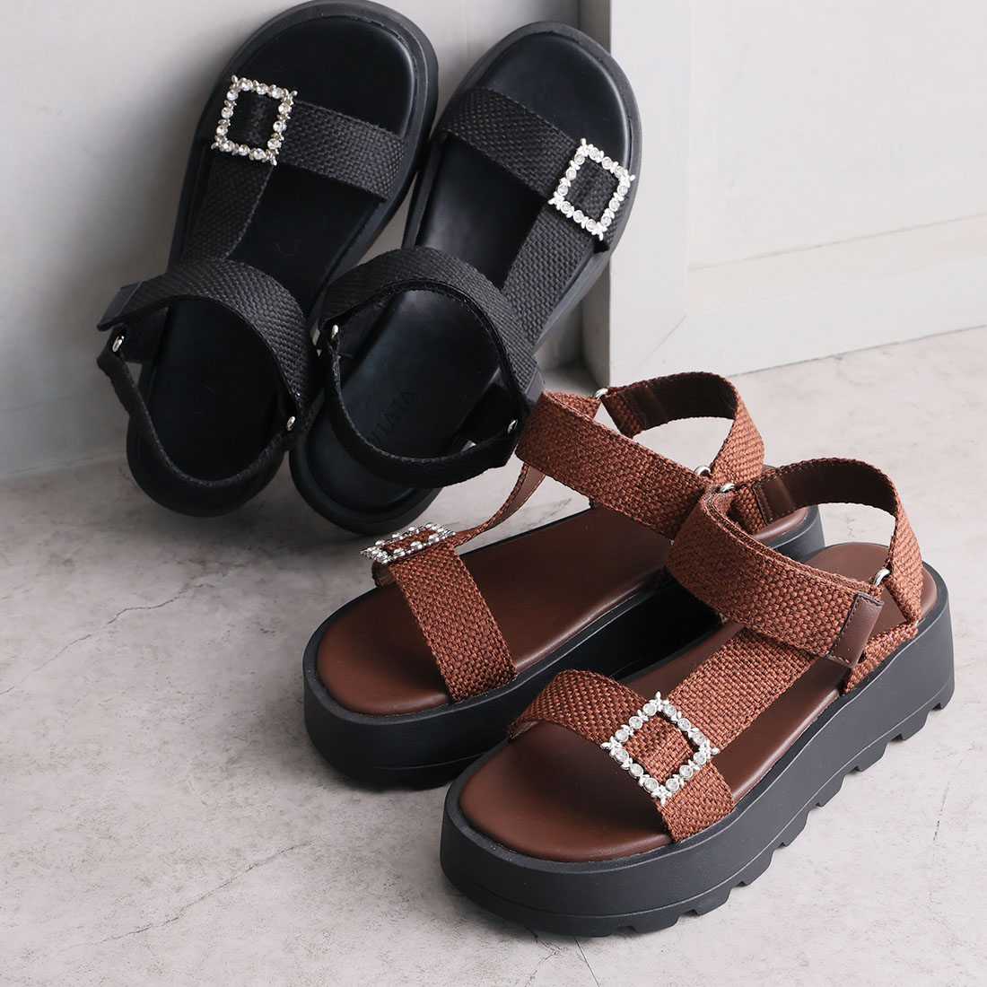 キラキラビジューバックル厚底サンダル