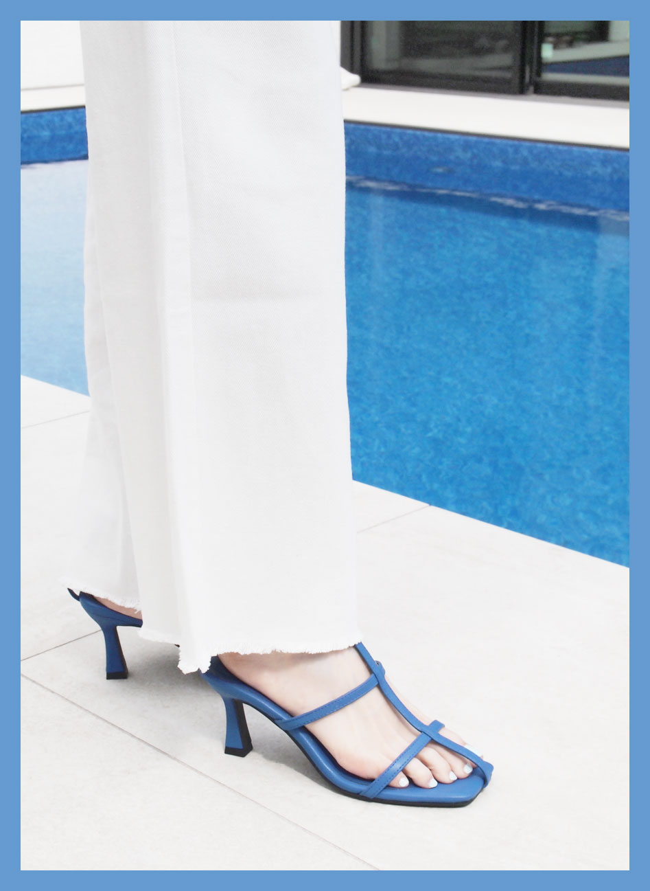 V71010SMスクエアトゥ華奢Ｔストラップサンダル