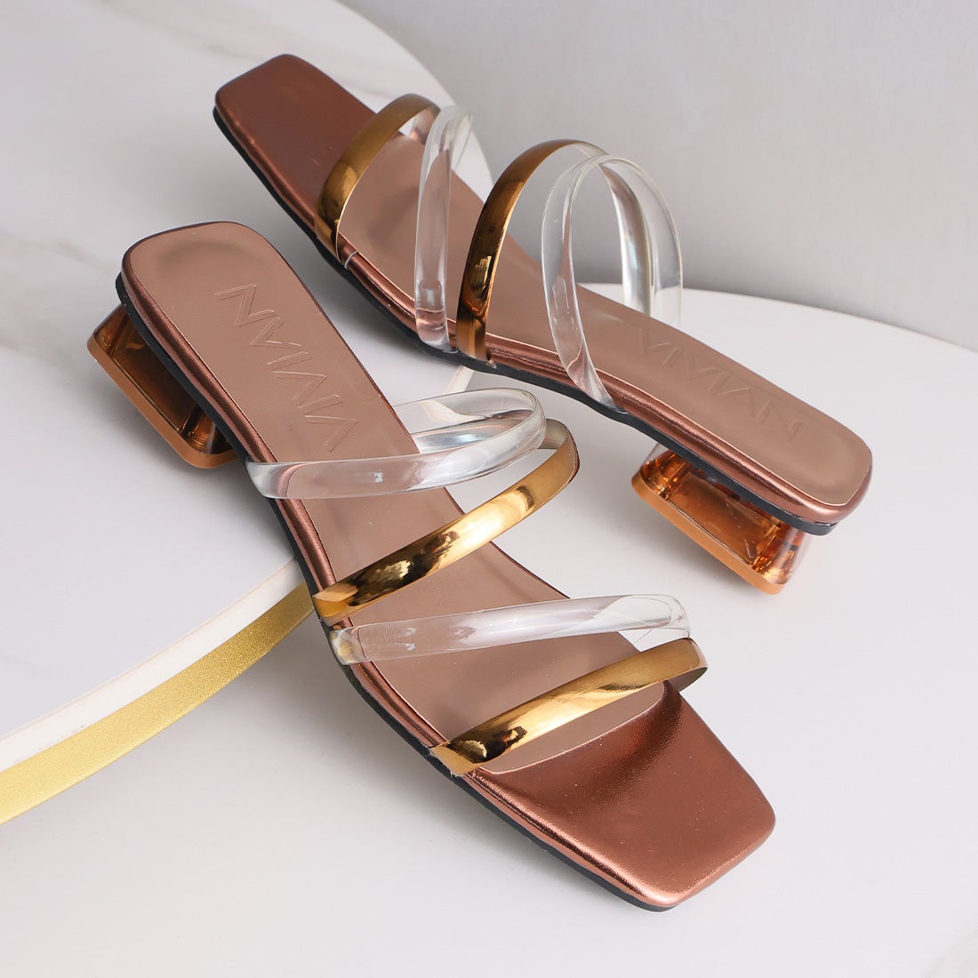 スクエアトゥメニー華奢ストラップクリアヒールサンダル ｜靴