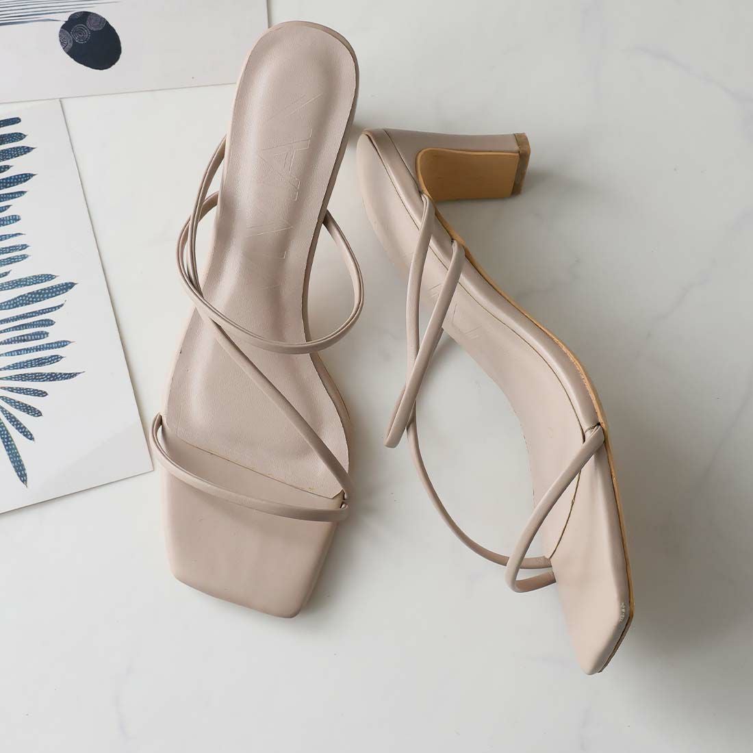 2025年新色追加】スクエアトゥアシメ華奢ストラップヒールサンダル