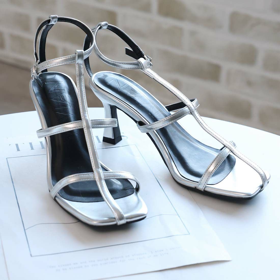 スクエアトゥ華奢Tストラップサンダル ｜靴・レディースシューズの