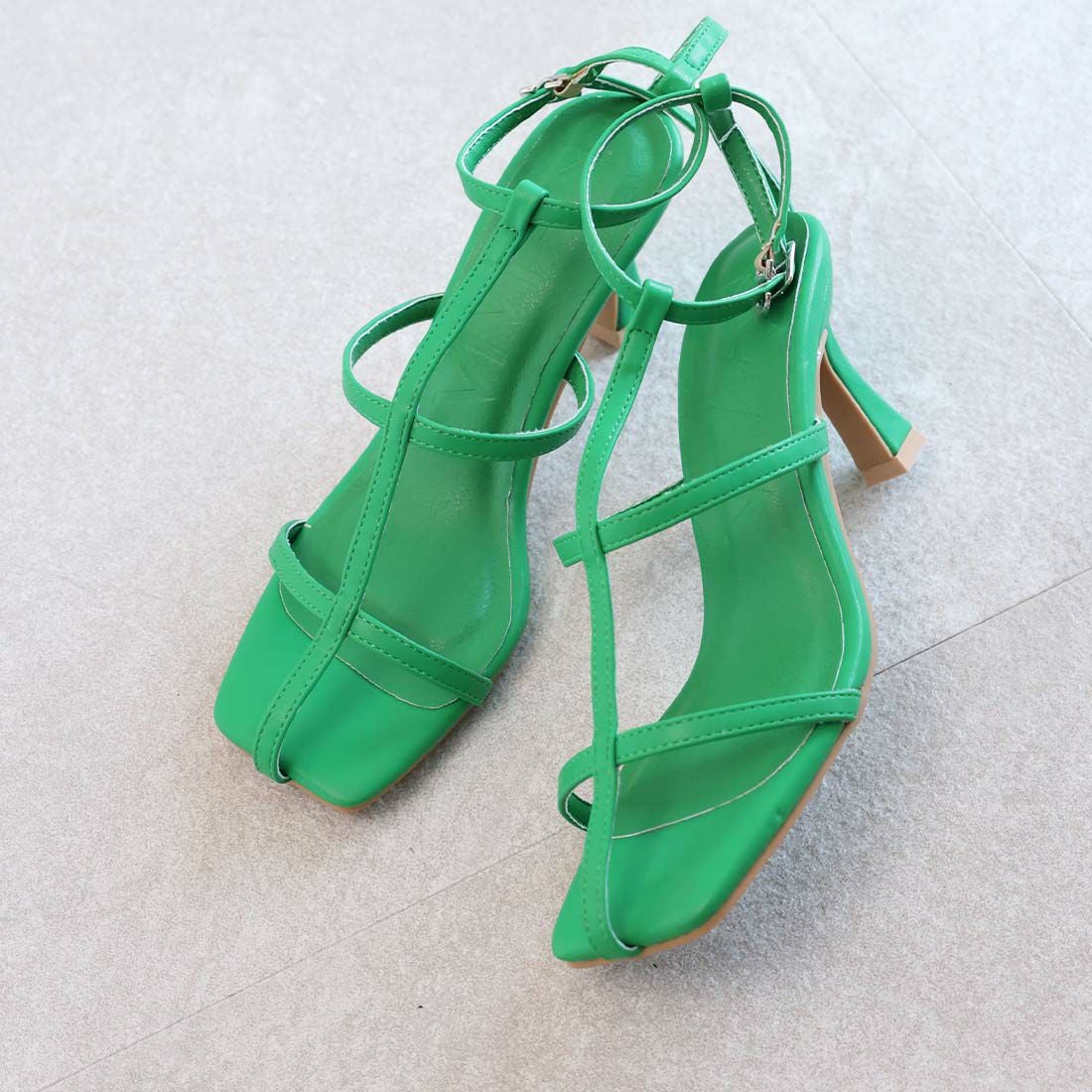 スクエアトゥ華奢Tストラップサンダル ｜靴・レディースシューズの