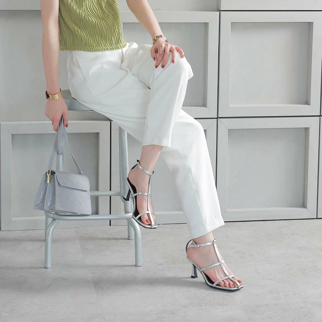 スクエアトゥ華奢Tストラップサンダル ｜靴・レディースシューズの