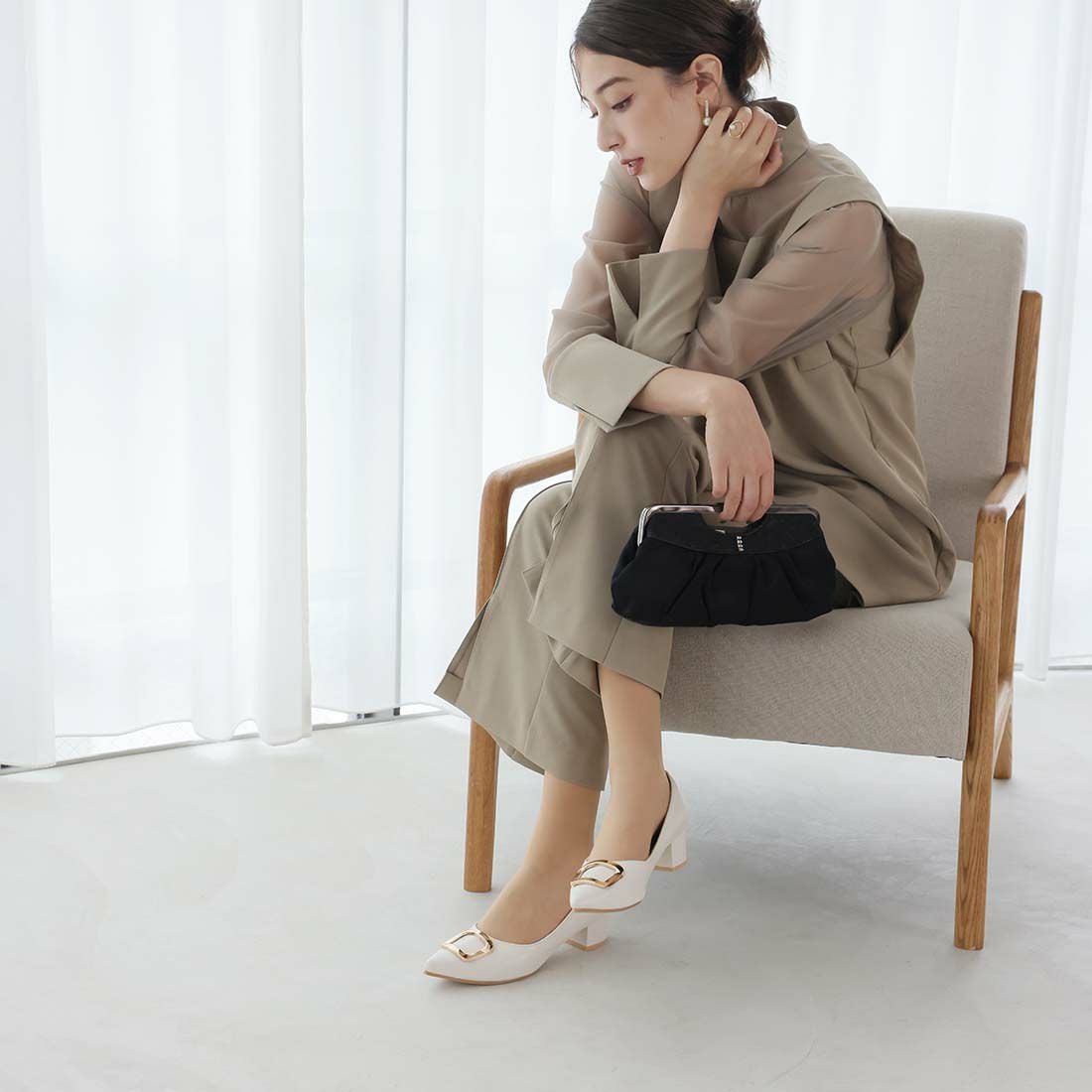 2026年春新色追加】ポインテッドトゥゴールドモチーフパンプス ｜靴