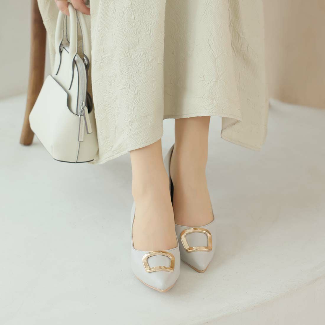 2026年春新色追加】ポインテッドトゥゴールドモチーフパンプス ｜靴