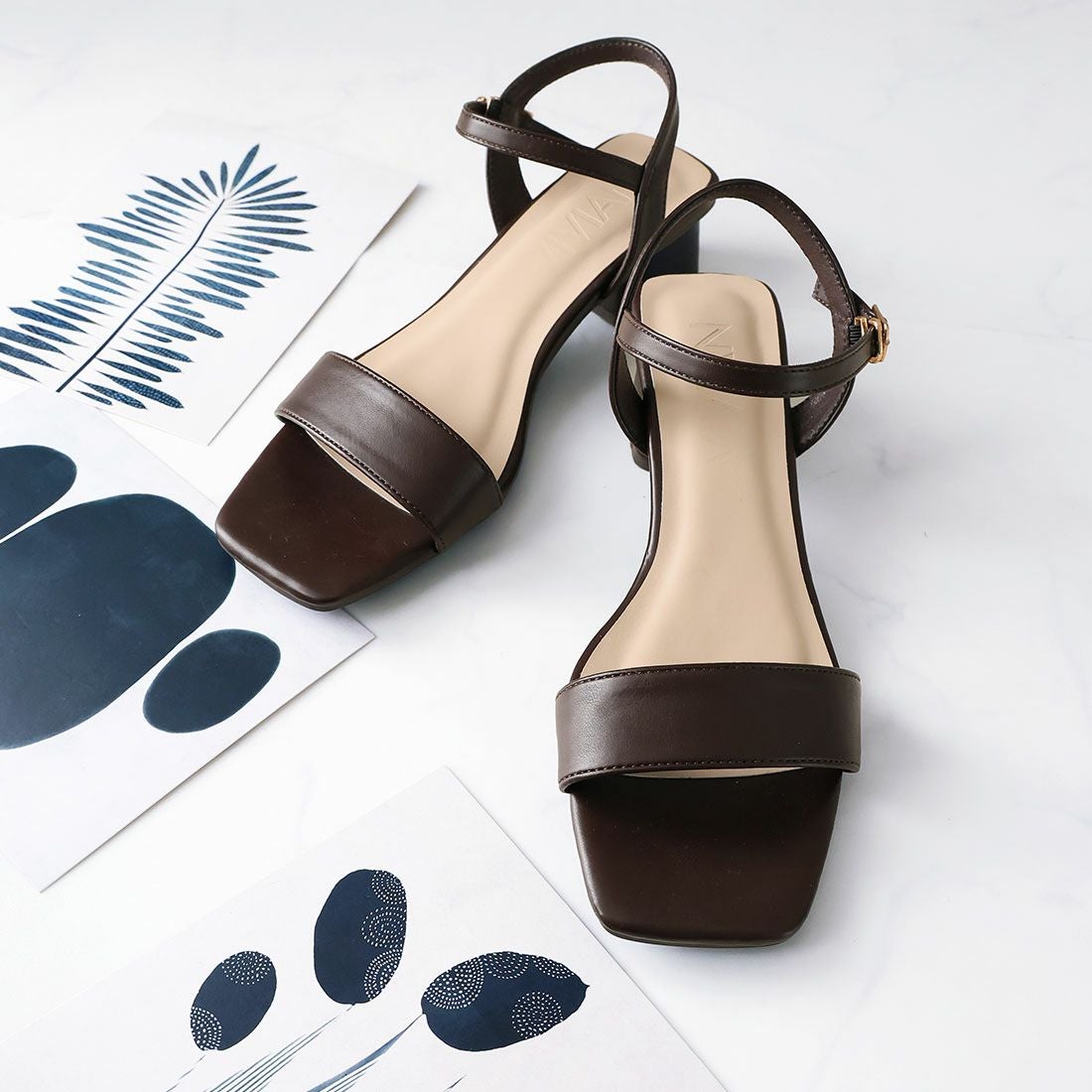スクエアトゥ4cmヒールアンクルストラップサンダル ｜靴・レディース