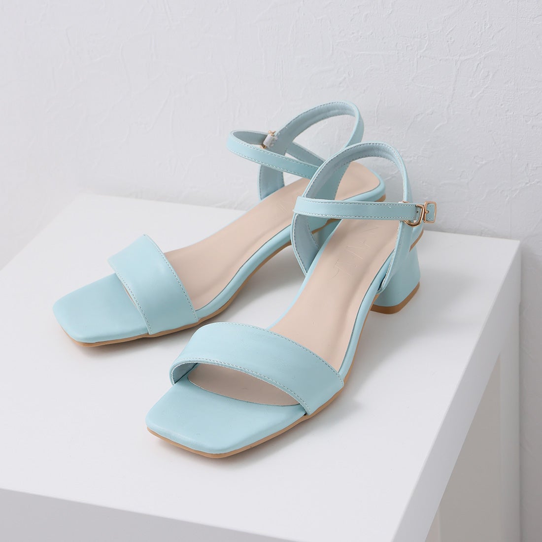 スクエアトゥ4cmヒールアンクルストラップサンダル ｜靴・レディース