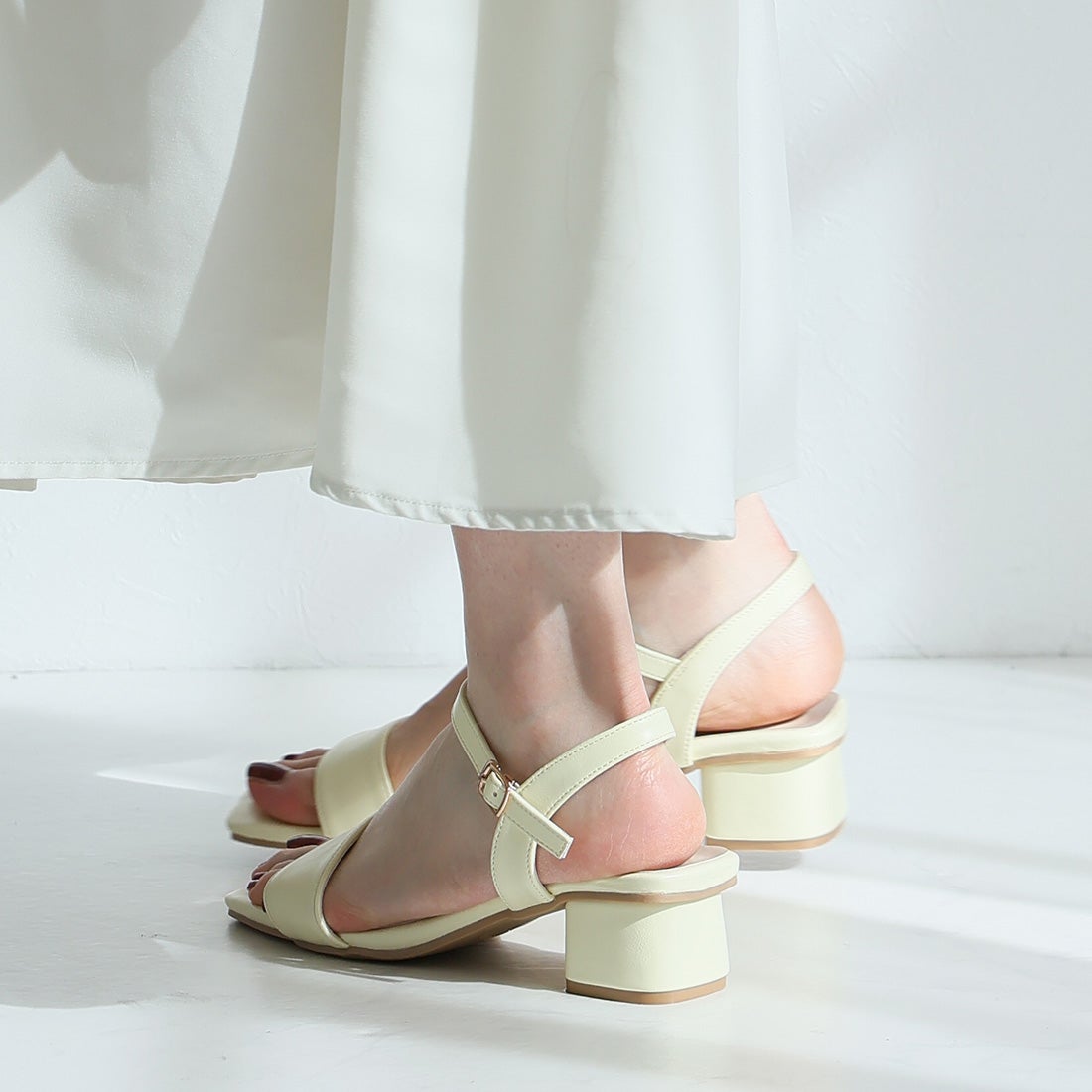 スクエアトゥ4cmヒールアンクルストラップサンダル ｜靴・レディース