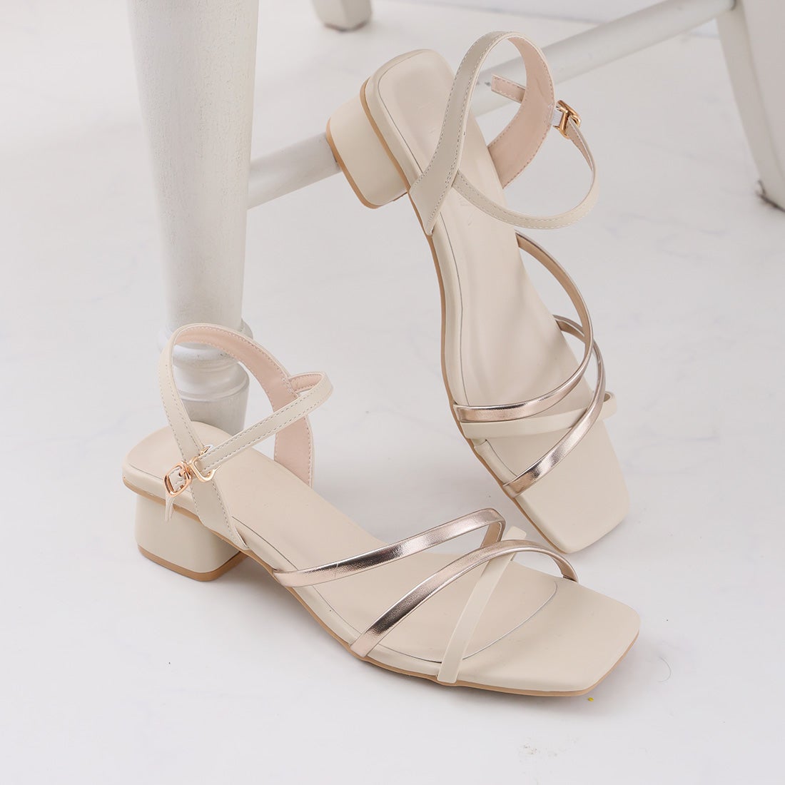 2026年夏新色追加】スクエアトゥアシメ華奢アンクルストラップサンダル