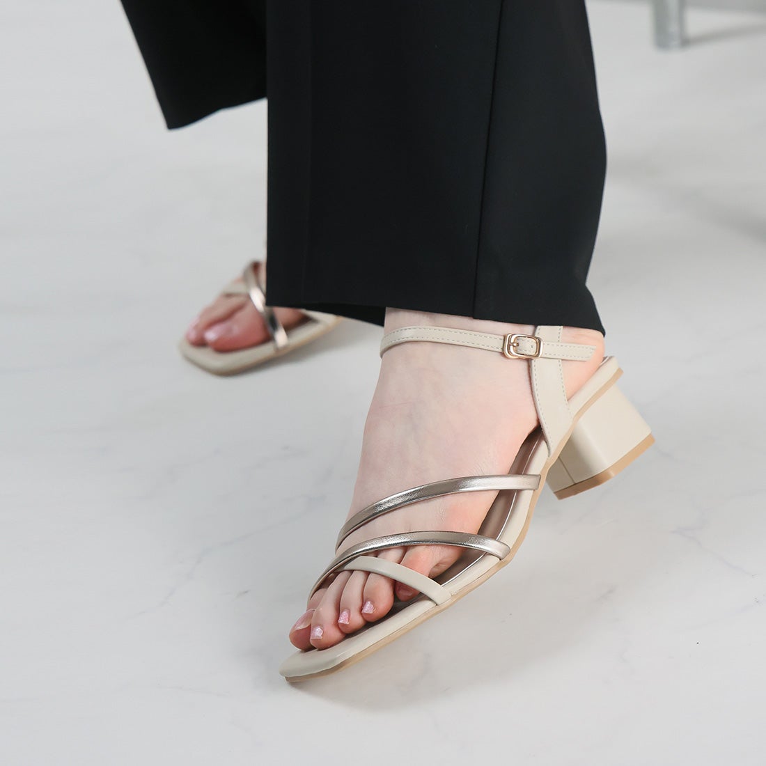 2026年夏新色追加】スクエアトゥアシメ華奢アンクルストラップサンダル