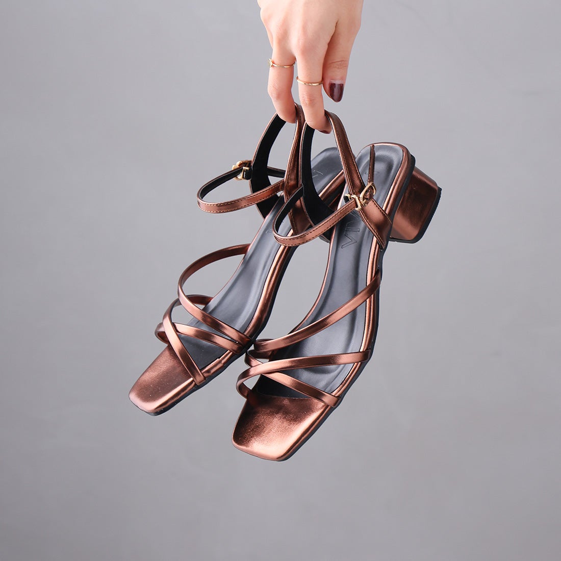 2026年夏新色追加】スクエアトゥアシメ華奢アンクルストラップサンダル