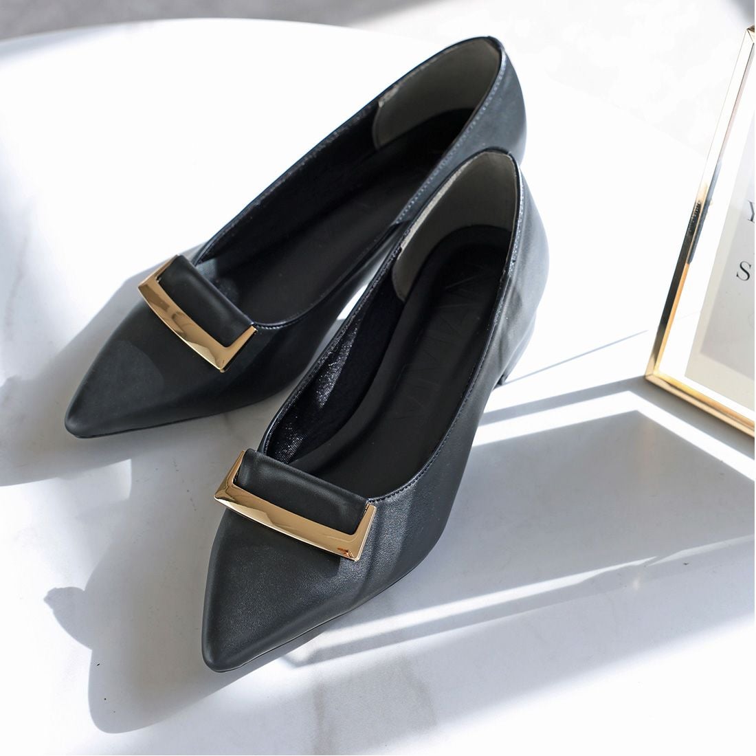 2026年春再販】ポインテッドトゥゴールドバックルモチーフパンプス