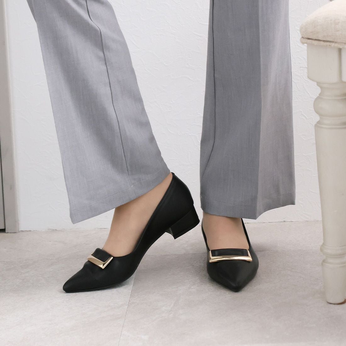 2026年春再販】ポインテッドトゥゴールドバックルモチーフパンプス