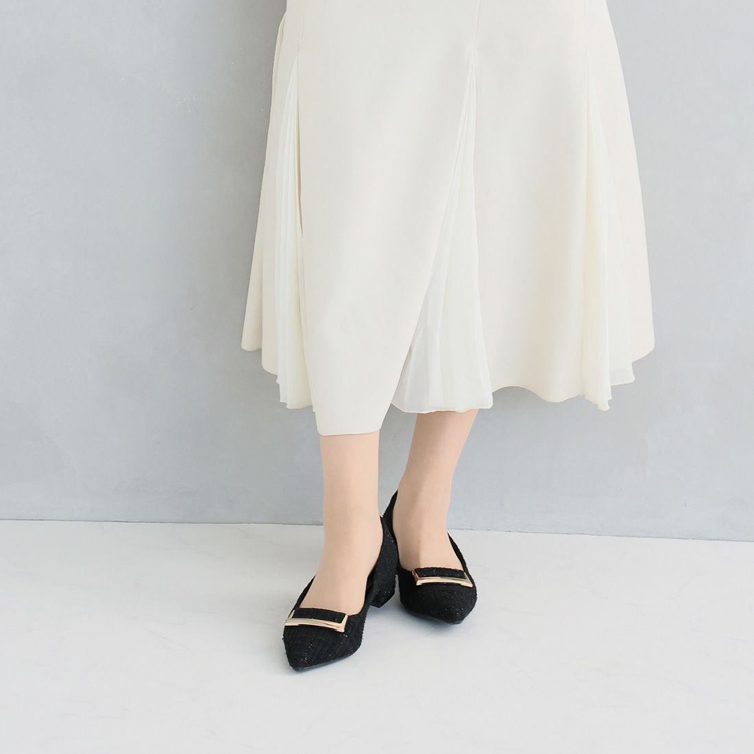 2026年春再販】ポインテッドトゥゴールドバックルモチーフパンプス