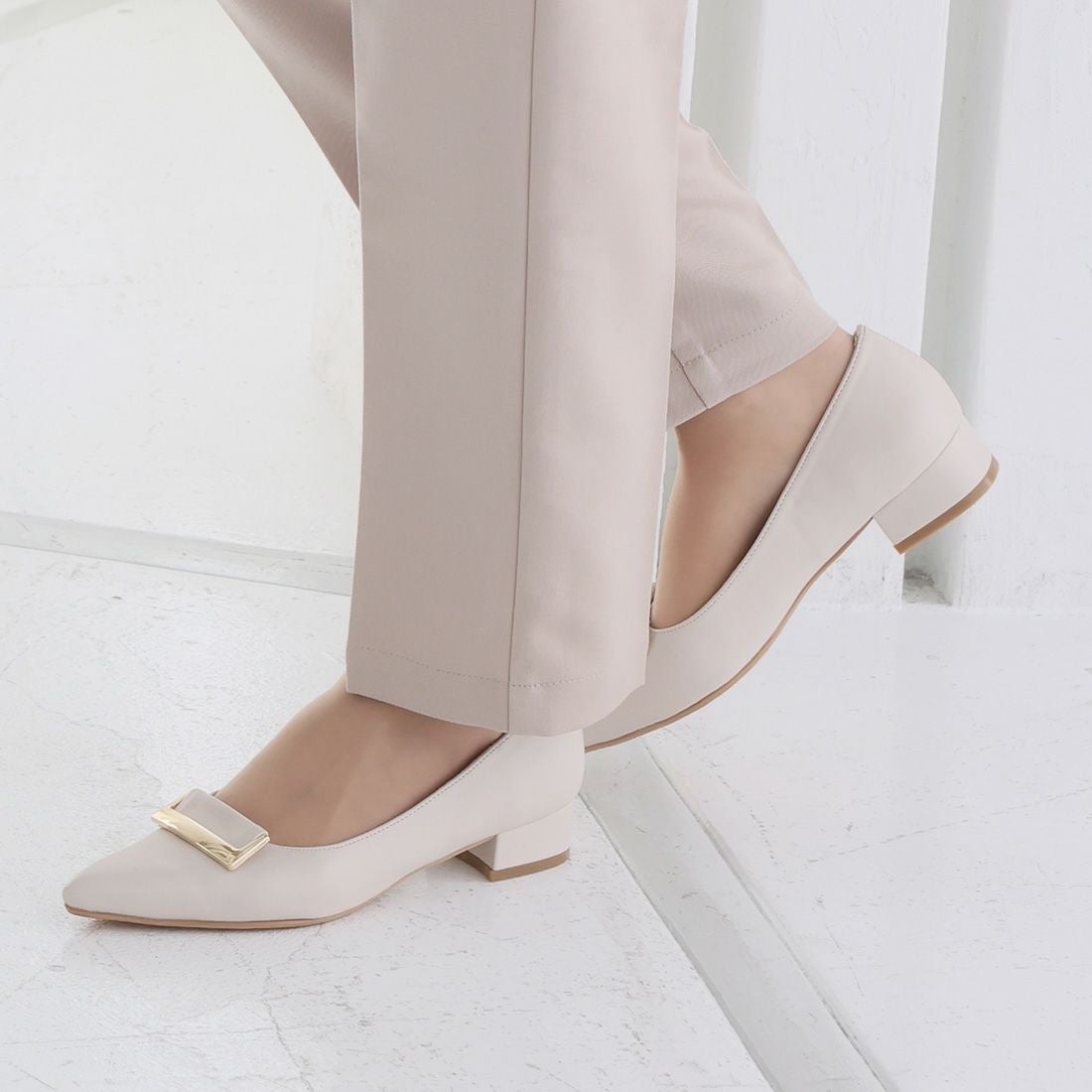 2026年春再販】ポインテッドトゥゴールドバックルモチーフパンプス