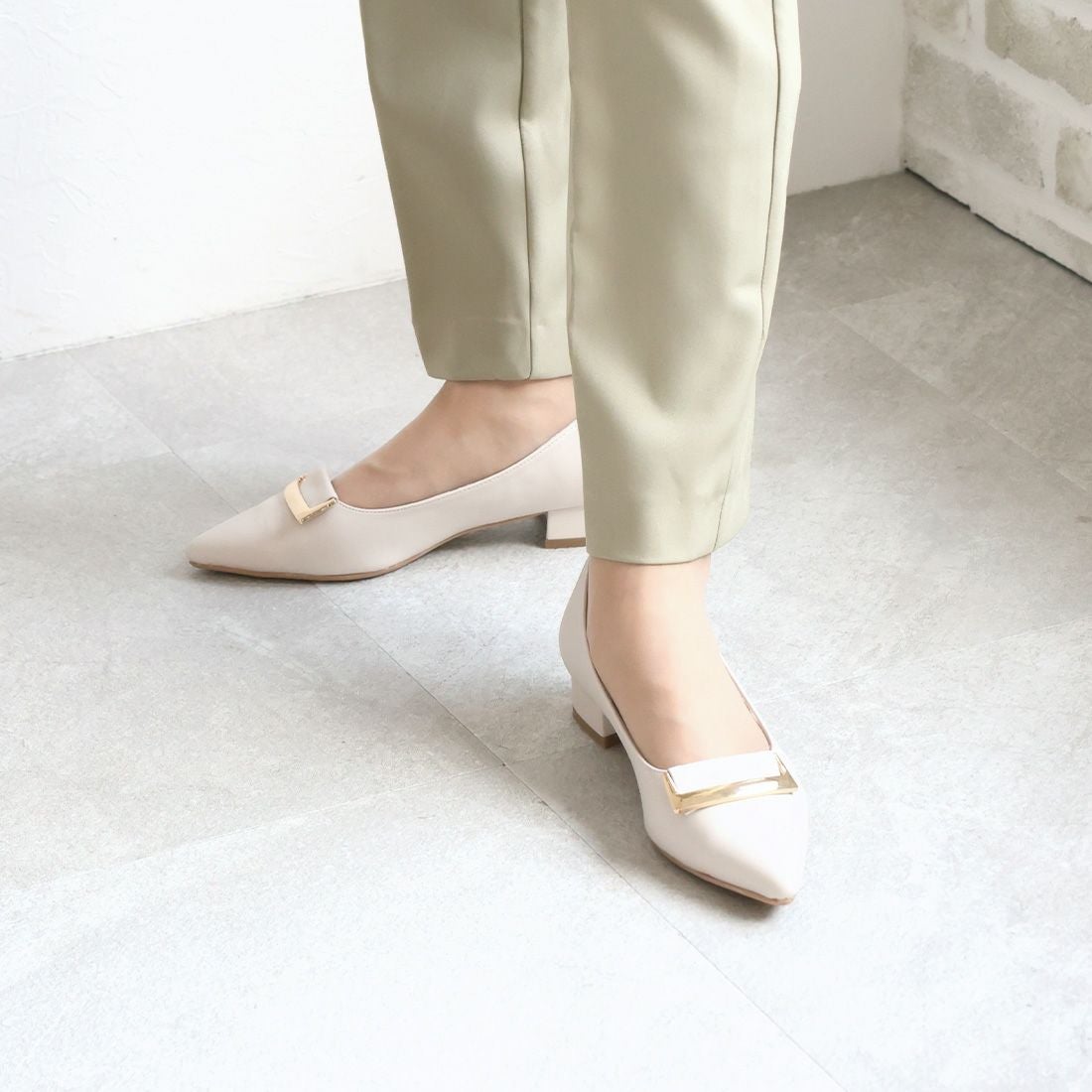 2026年春再販】ポインテッドトゥゴールドバックルモチーフパンプス