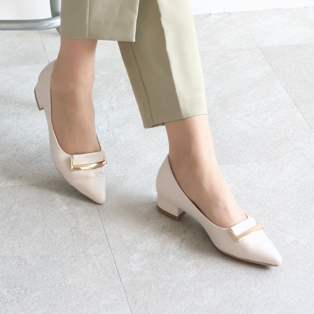 2026年春再販】ポインテッドトゥゴールドバックルモチーフパンプス