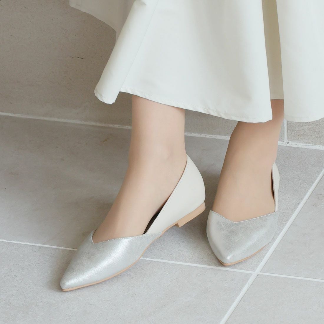 2026年春新色追加】ポインテッドトゥVカット切り替えデザインフラット