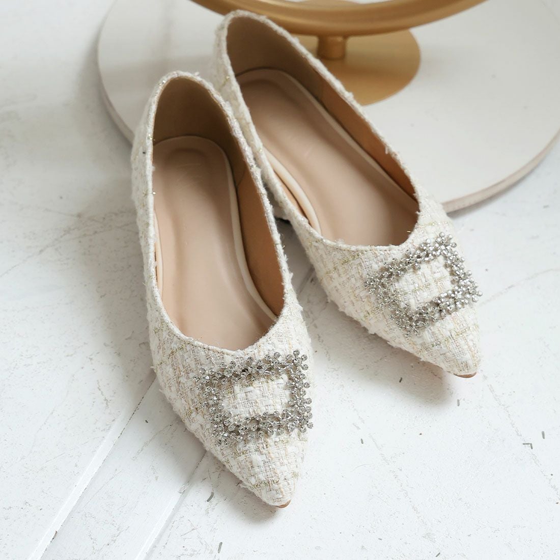 ポインテッドトゥビジューバックルモチーフフラットパンプス ｜靴