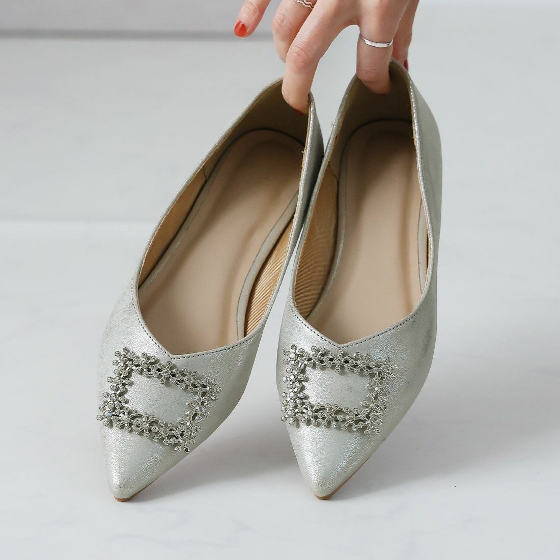 ポインテッドトゥビジューバックルモチーフフラットパンプス ｜靴