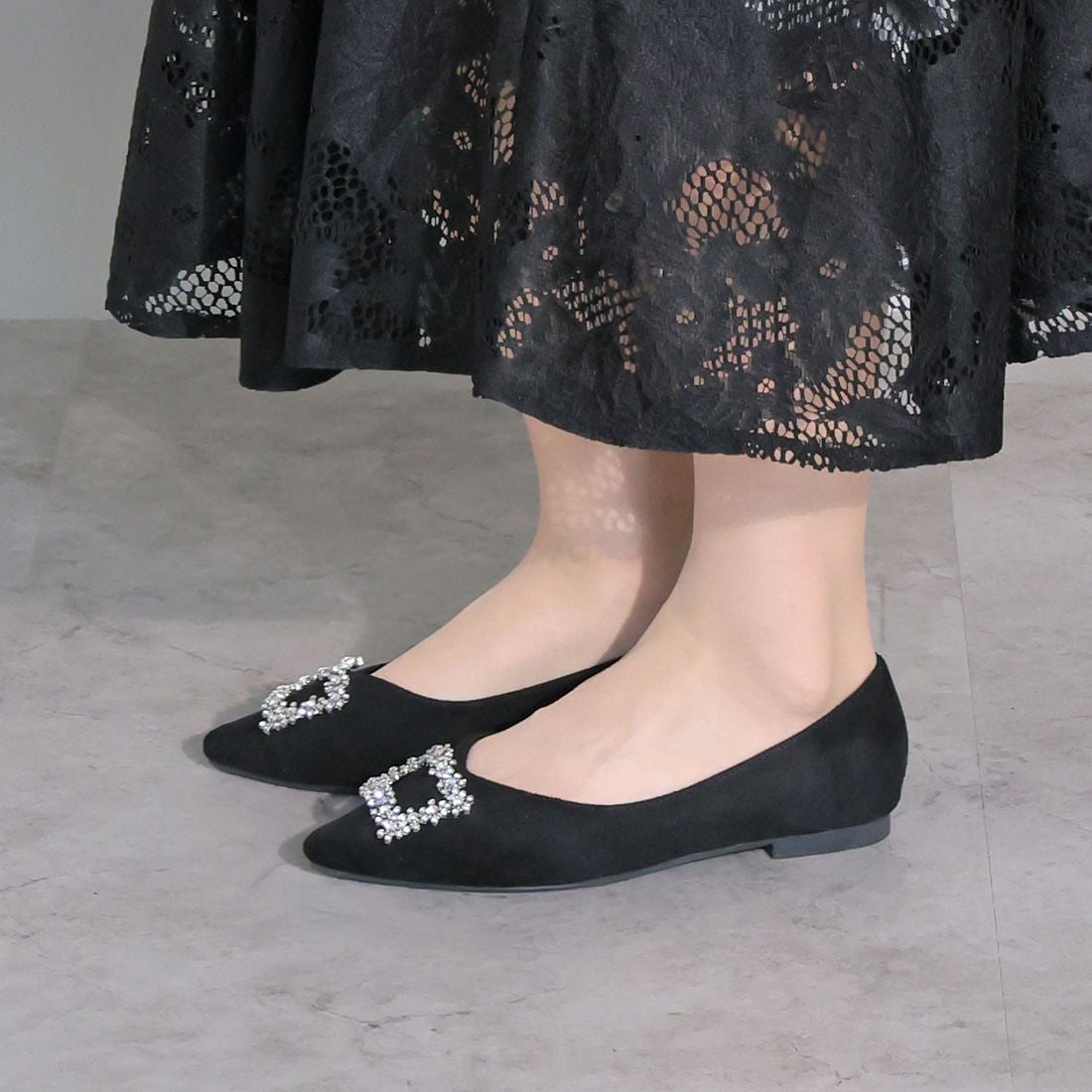 ポインテッドトゥビジューバックルモチーフフラットパンプス ｜靴