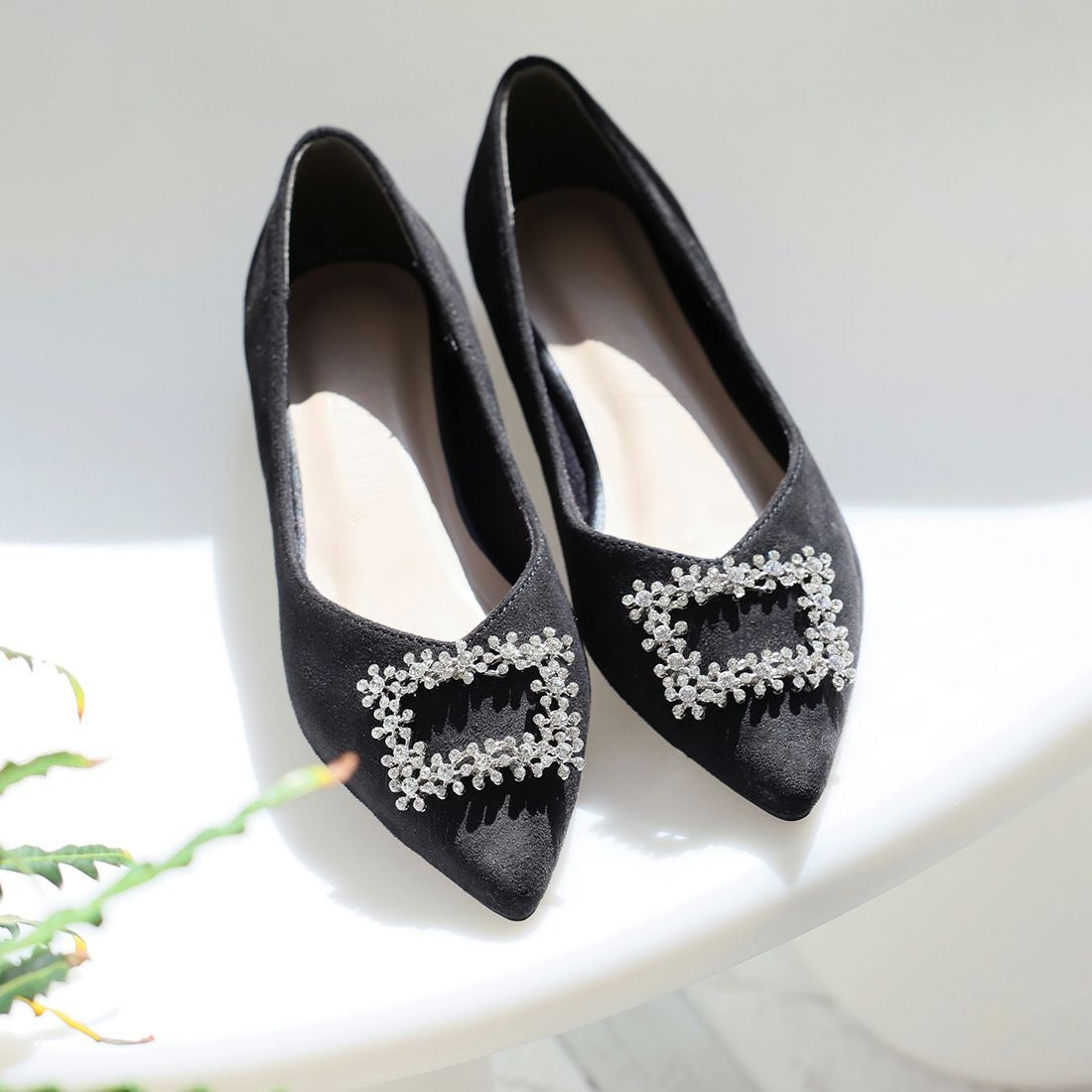 ポインテッドトゥビジューバックルモチーフフラットパンプス ｜靴