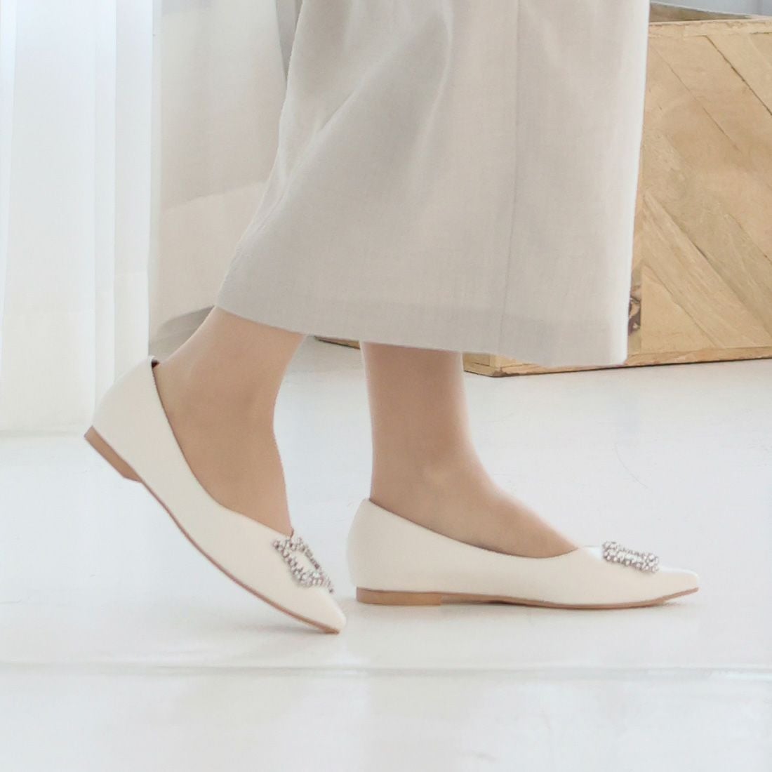 ポインテッドトゥビジューバックルモチーフフラットパンプス ｜靴