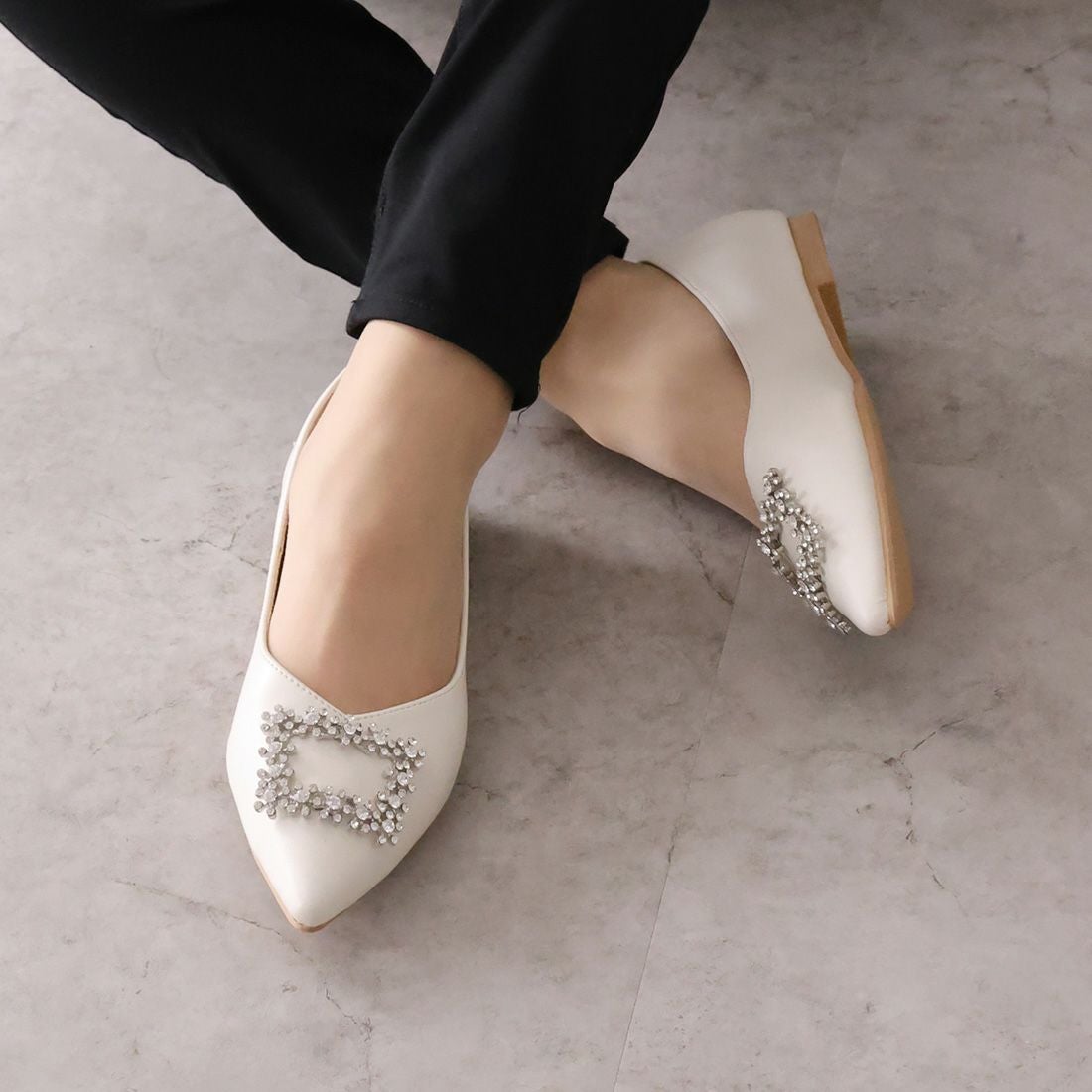 ポインテッドトゥビジューバックルモチーフフラットパンプス ｜靴
