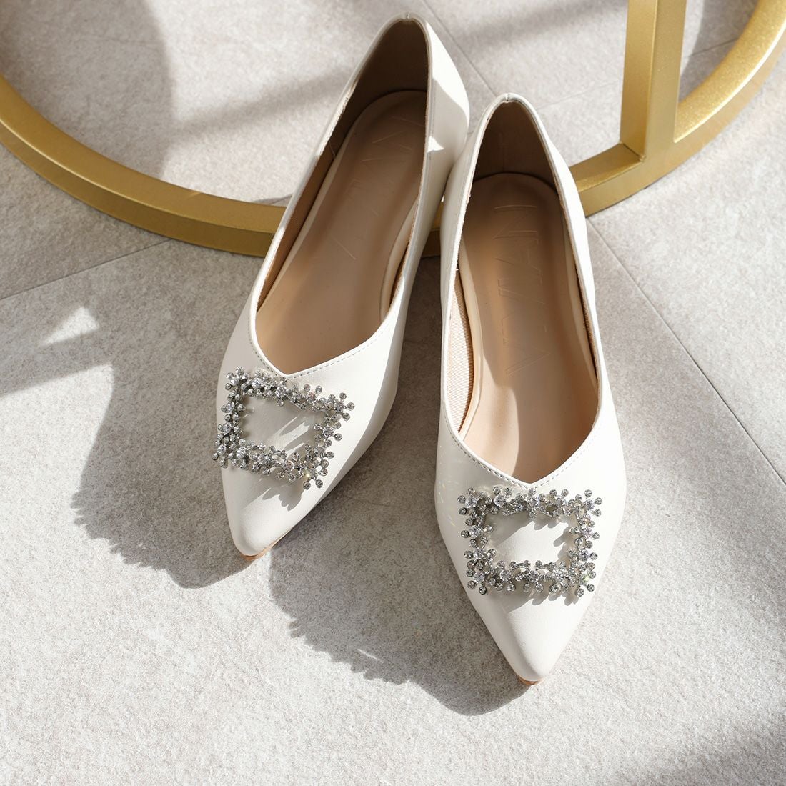 ポインテッドトゥビジューバックルモチーフフラットパンプス ｜靴