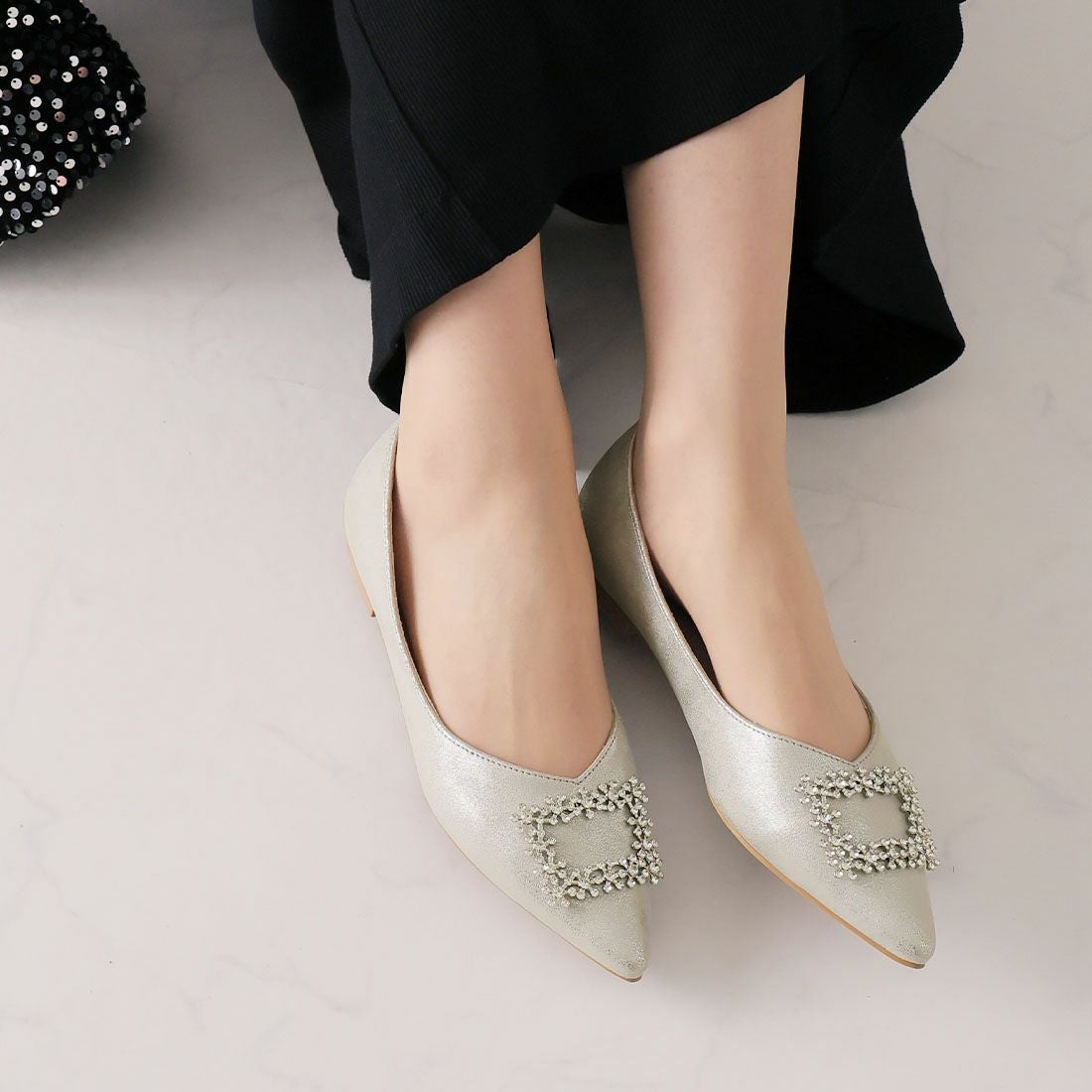 ポインテッドトゥビジューバックルモチーフフラットパンプス ｜靴