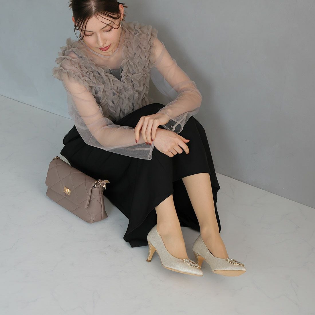 ポインテッドトゥビジューバックルパンプス ｜靴・レディースシューズ