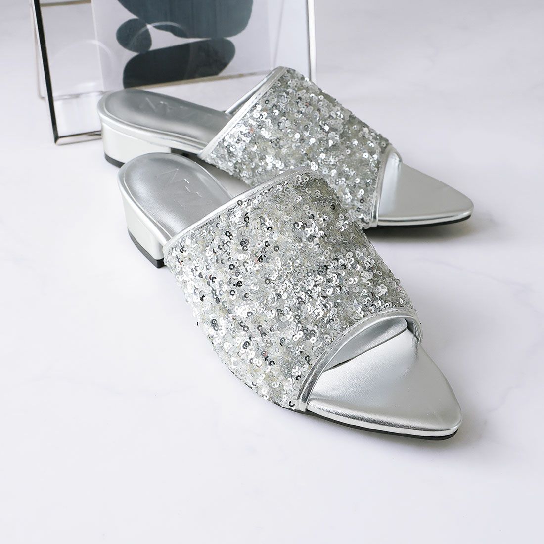 ポインテッドトゥスパンコールミュールサンダル ｜靴・レディース