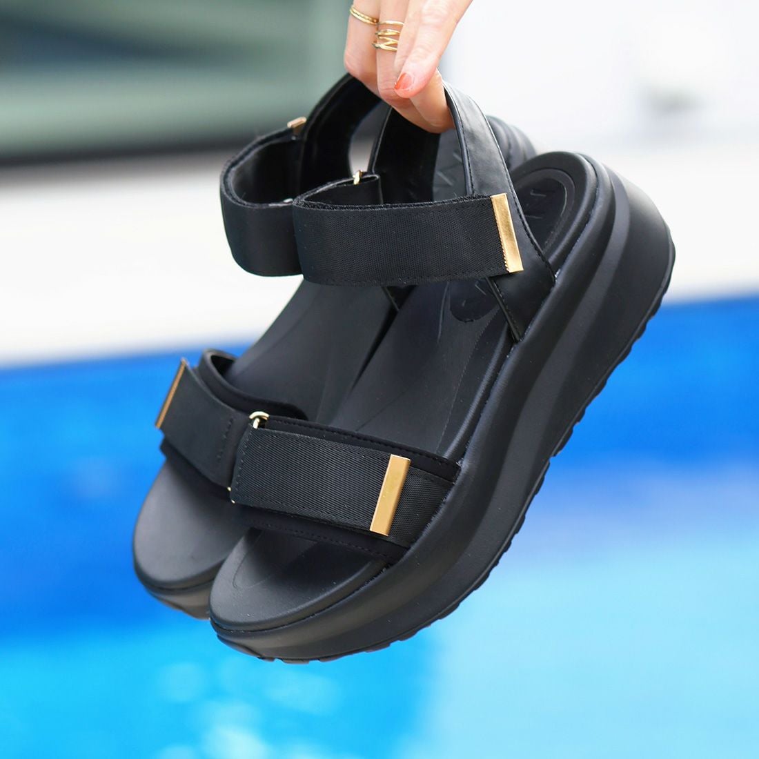 厚底ゴールドパーツベルクロスポーツサンダル ｜靴・レディース