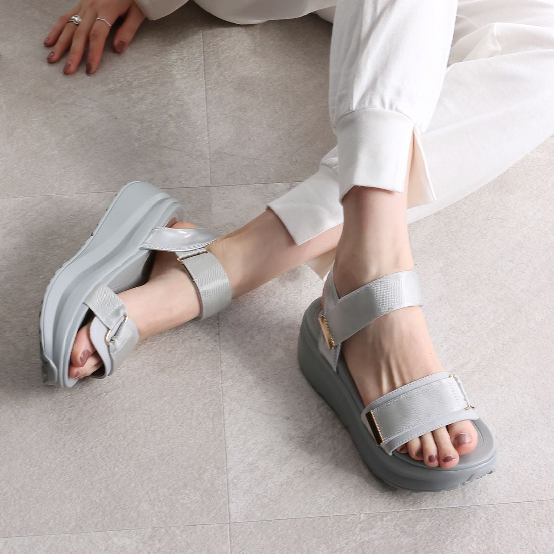 厚底ゴールドパーツベルクロスポーツサンダル ｜靴・レディース