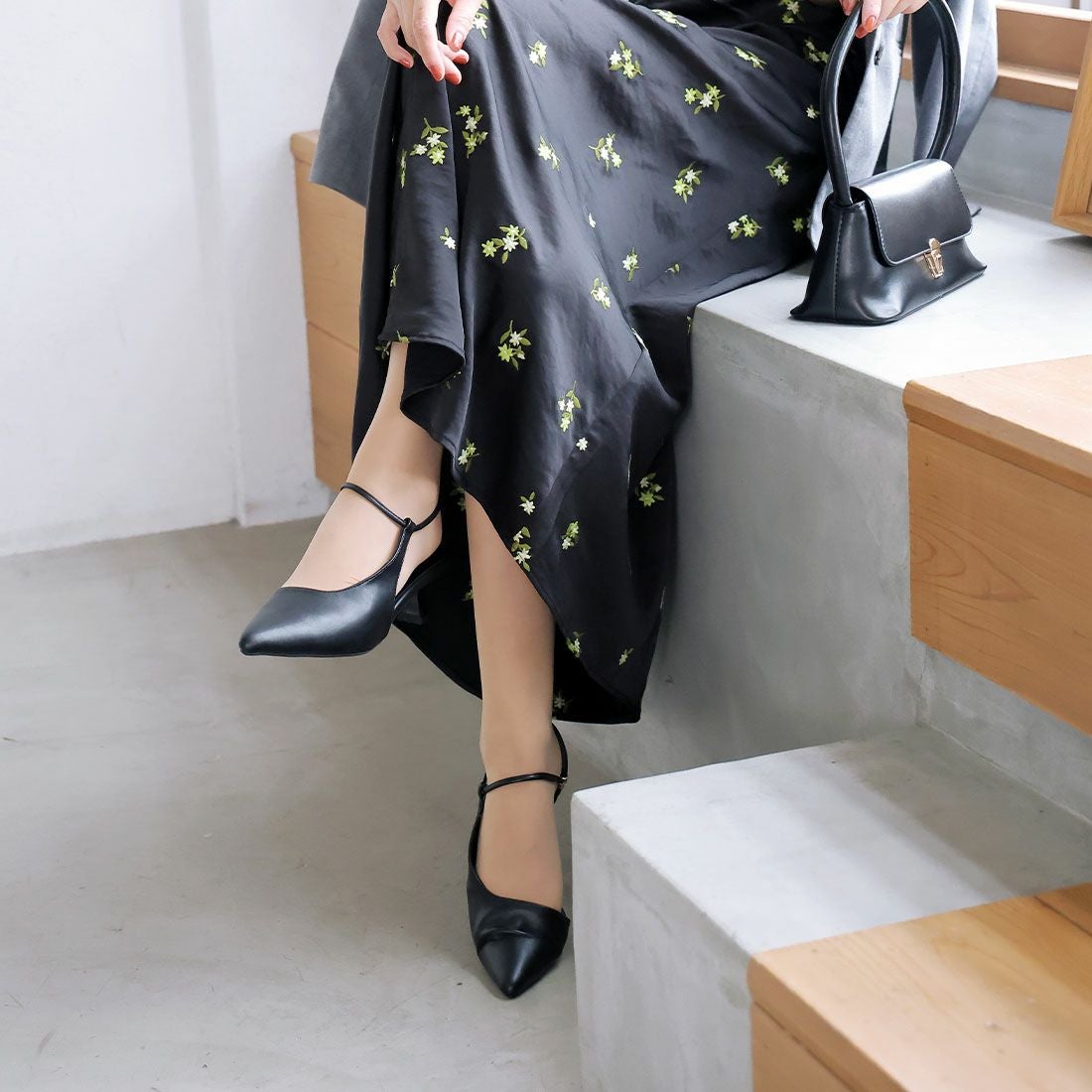 ポインテッドトゥアシメデザインストラップパンプス ｜靴・レディース