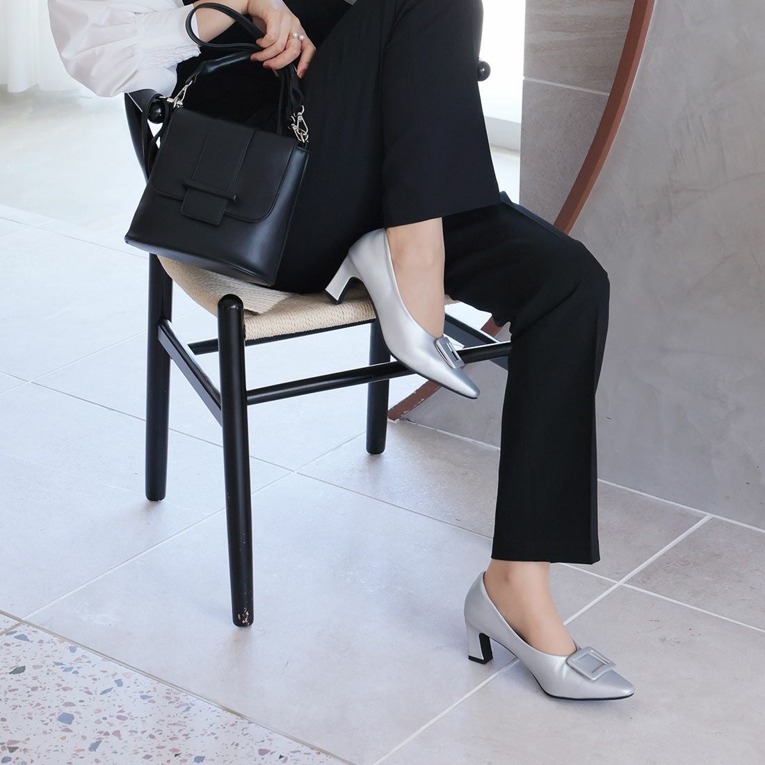 スクエアトゥデザインヒールバックルモチーフパンプス ｜靴